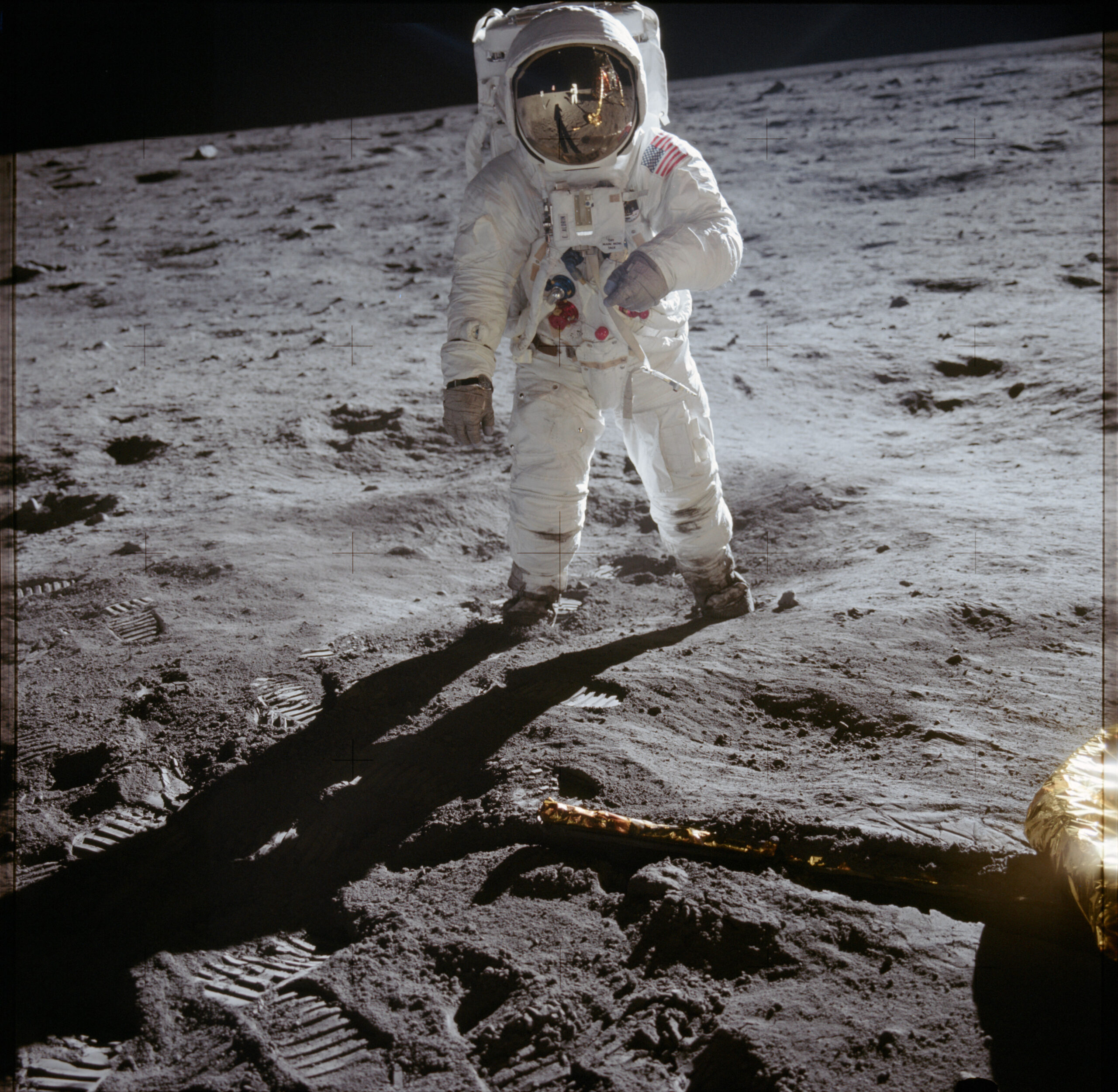 Buzz Aldrin sur la surface lunaire lors de la mission Apollo 11 avec le module lunaire Eagle.