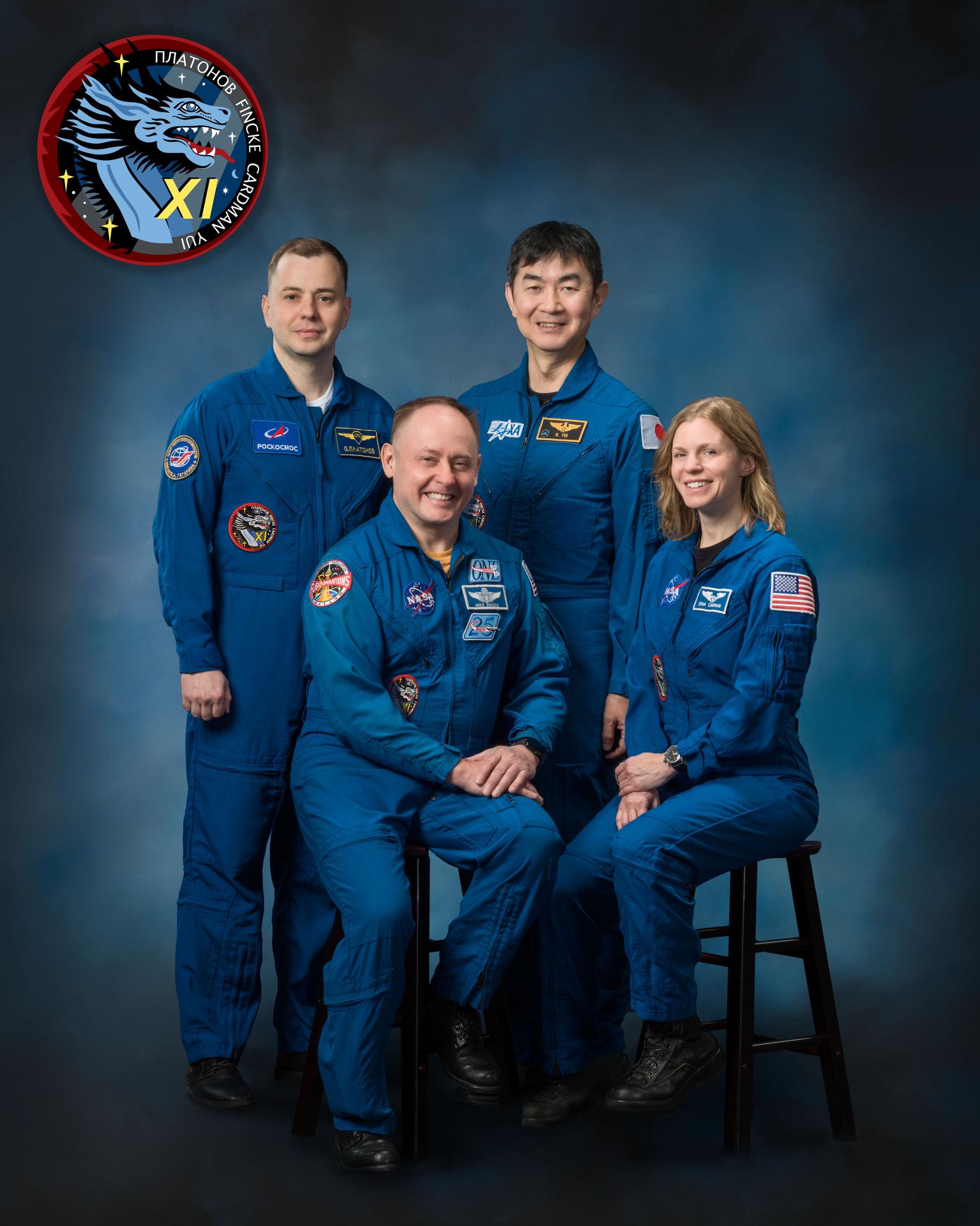 L'équipage de la mission Crew-11 de SpaceX en combinaison spatiale blanche.