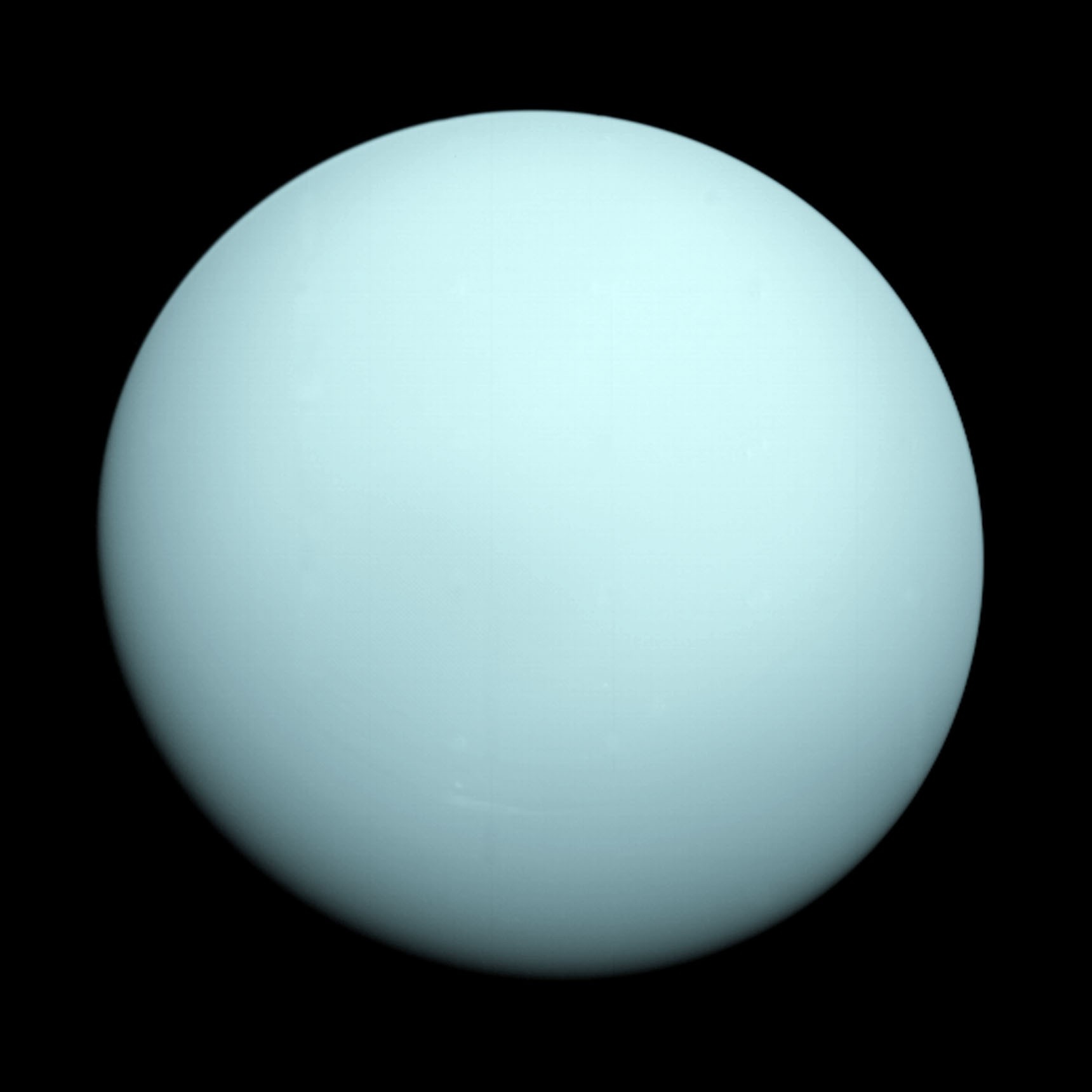 La planète Uranus vue par la sonde Voyager 2 en 1986, affichant sa couleur bleu-vert caractéristique