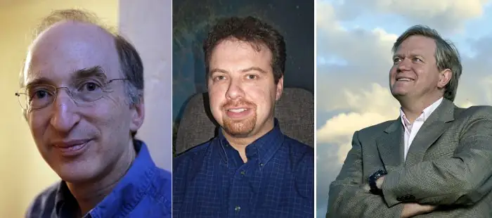 Saul Perlmutter, Adam Riess et Brian P. Schmidt, les astrophysiciens dont les découvertes sur l'accélération cosmique sont au cœur de la tension de Hubble.
