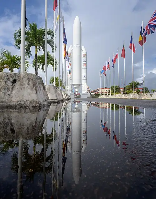 Maquette de la fusée européenne devant le Centre spatial guyanais illustrant la grandeur et l'histoire du programme Ariane.